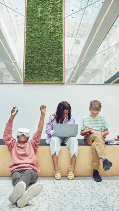 Jóvenes aprendiendo a programar con portátiles y gafas de realidad virtual