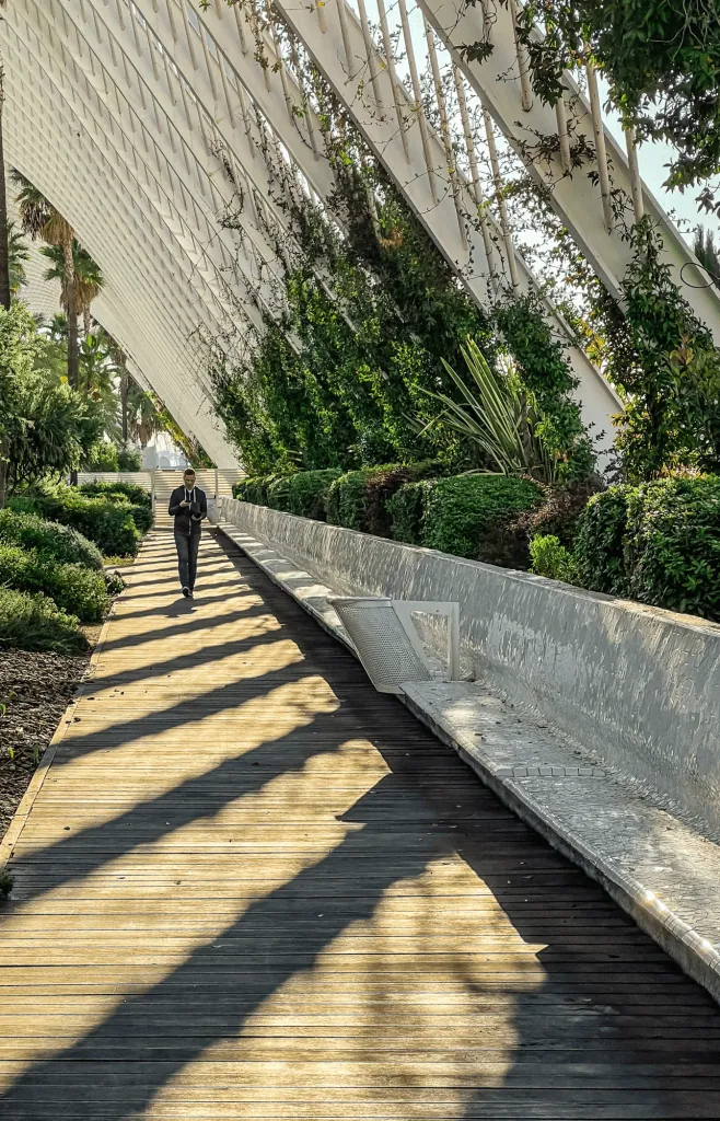 Pasarela entre vegetación, en un espacio de trabajo sostenible