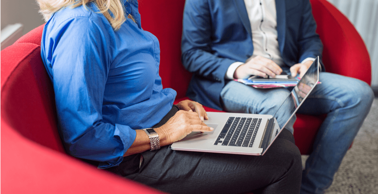 Imagen de un medio cubriendo haciendo una entrevista a un miembro de midatel 