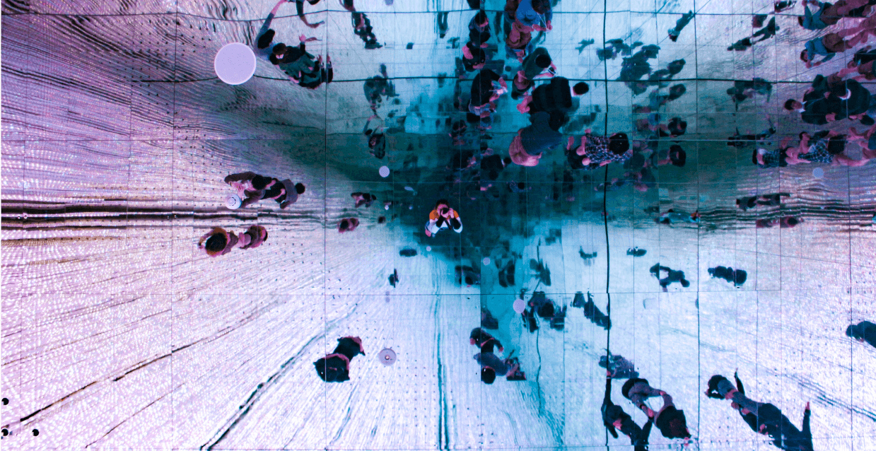 Imagen de una chica haciendo una foto en una instalación artística que representa los artículos de Midatel