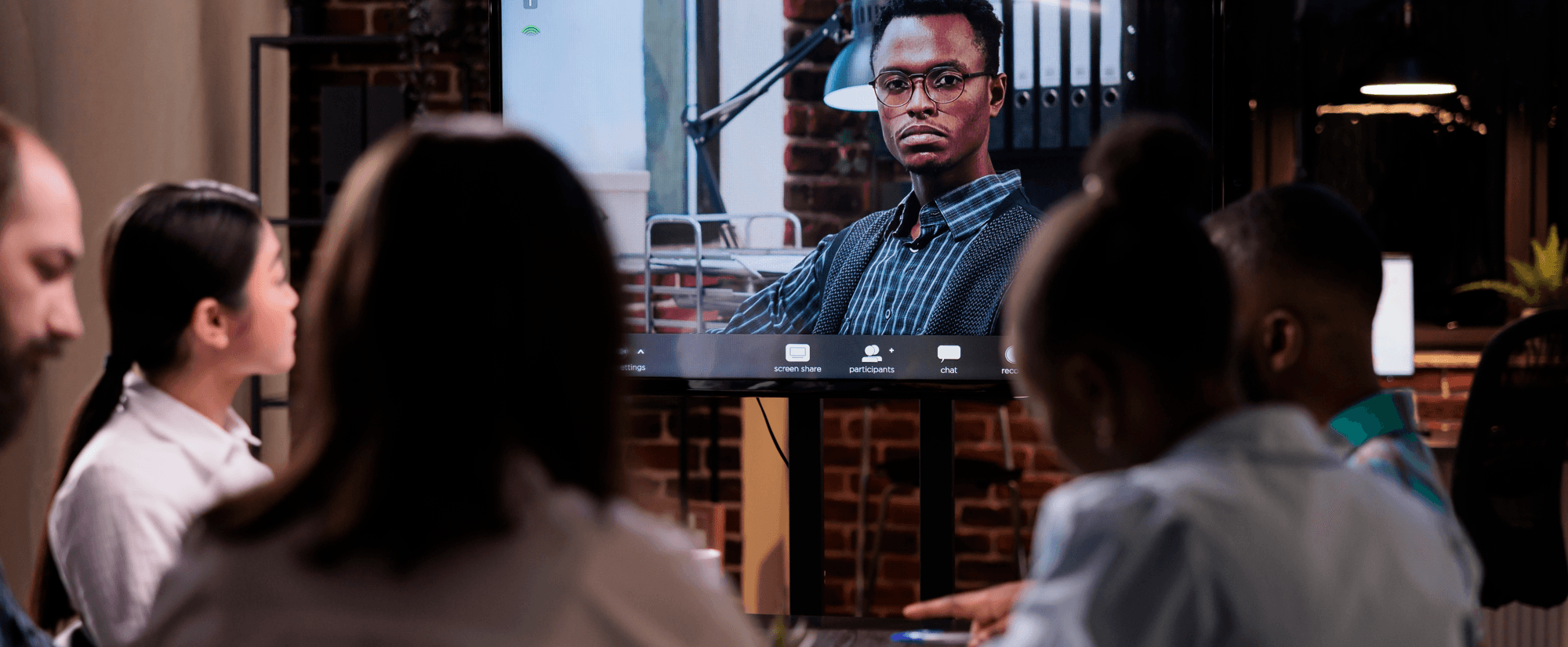 Una videollamada para valorar ofertas de trabajo con un candidato en remoto y parte del equipo en la oficina