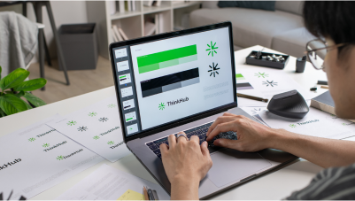 Diseñador creando el libro de estilo de una marca