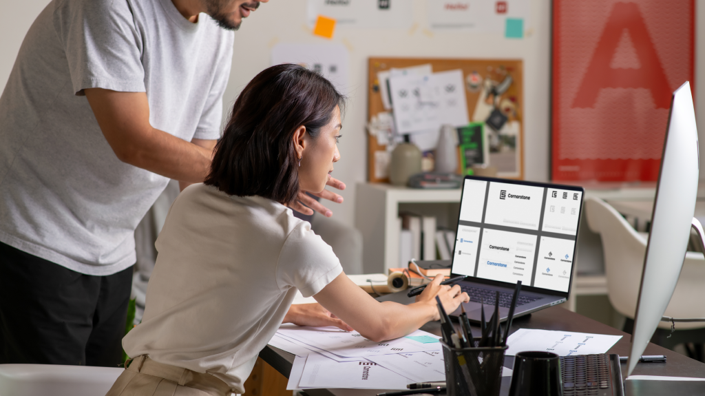 Dos trabajadores desarrollando el diseño de marca