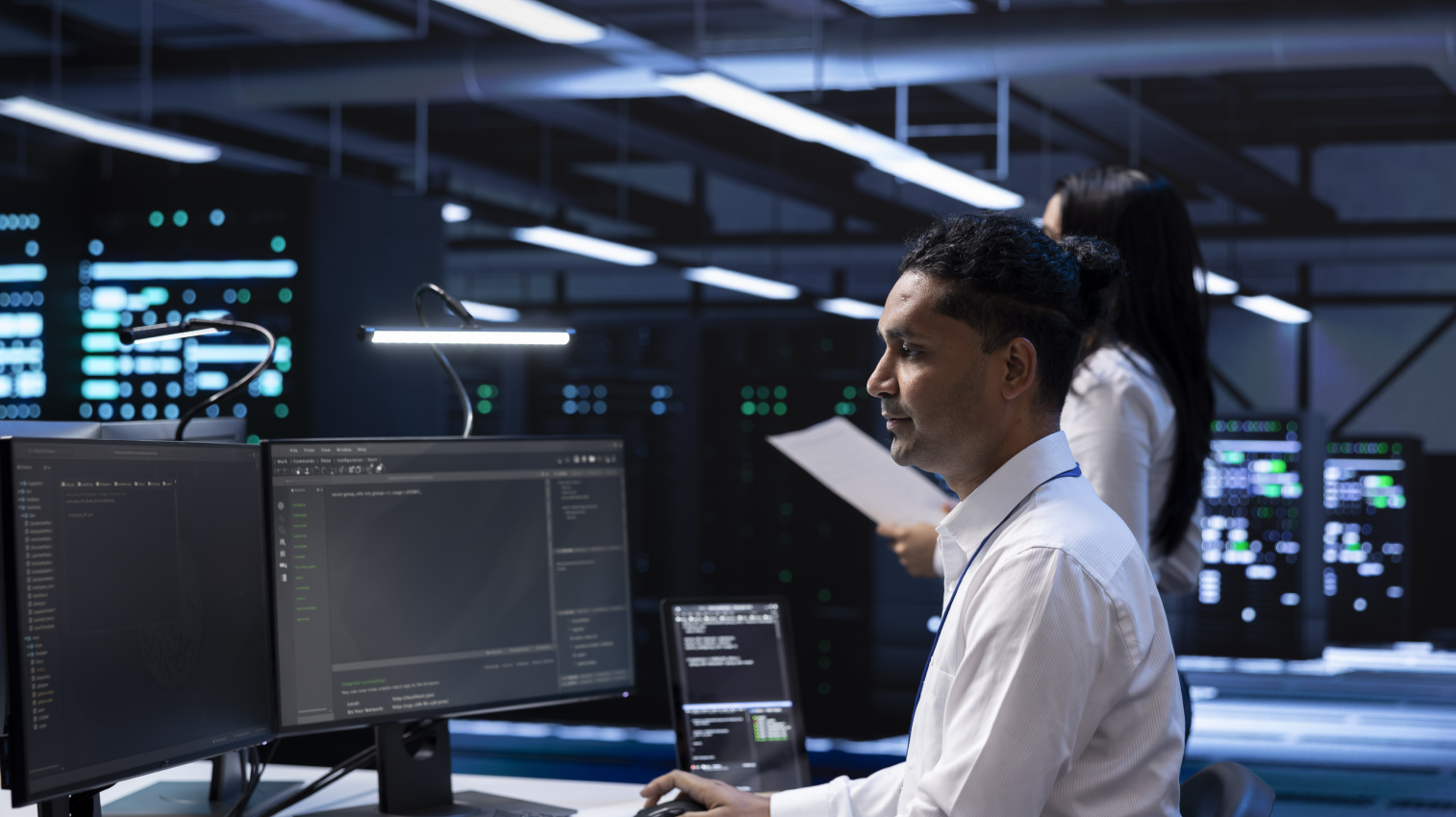 Experto en ciberseguridad realizando una auditoría de seguridad frente al ordenador