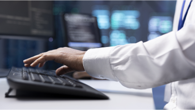 Experto usando el teclado para realizar una auditoria de ciberseguridad