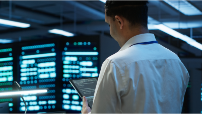 Auditor en una oficina de ciberseguridad