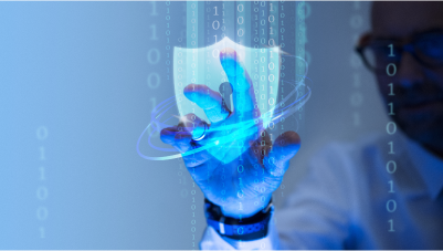 Experto protegiendo la ciberseguridad de una empresa