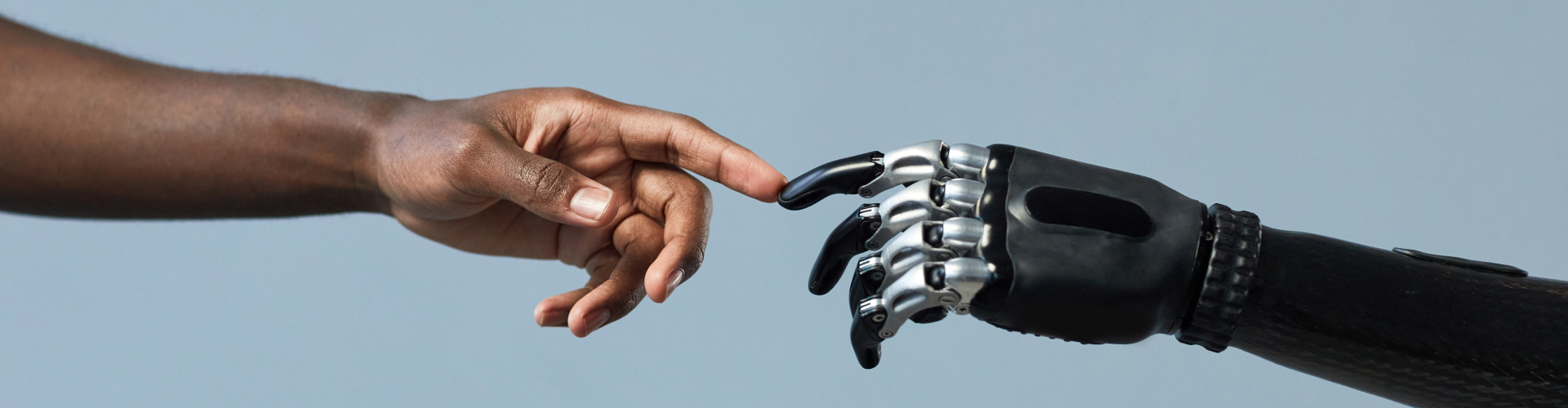 El mañana está en tus manos. Fotografía de una mano humana y otra robótica.